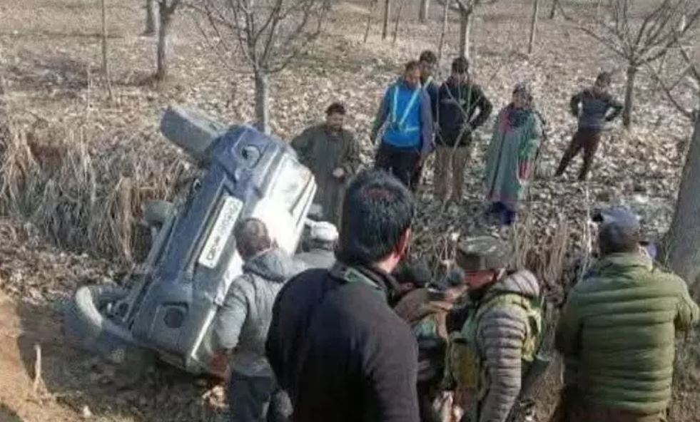 'Baramulla में महबूबा मुफ्ती की एस्कॉर्ट गाड़ी सड़क से फिसली, तीन पुलिसकर्मी घायल  | '